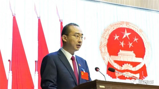 在热烈的掌声中,县委副书记,代县长许喆向大会作政府工作报告