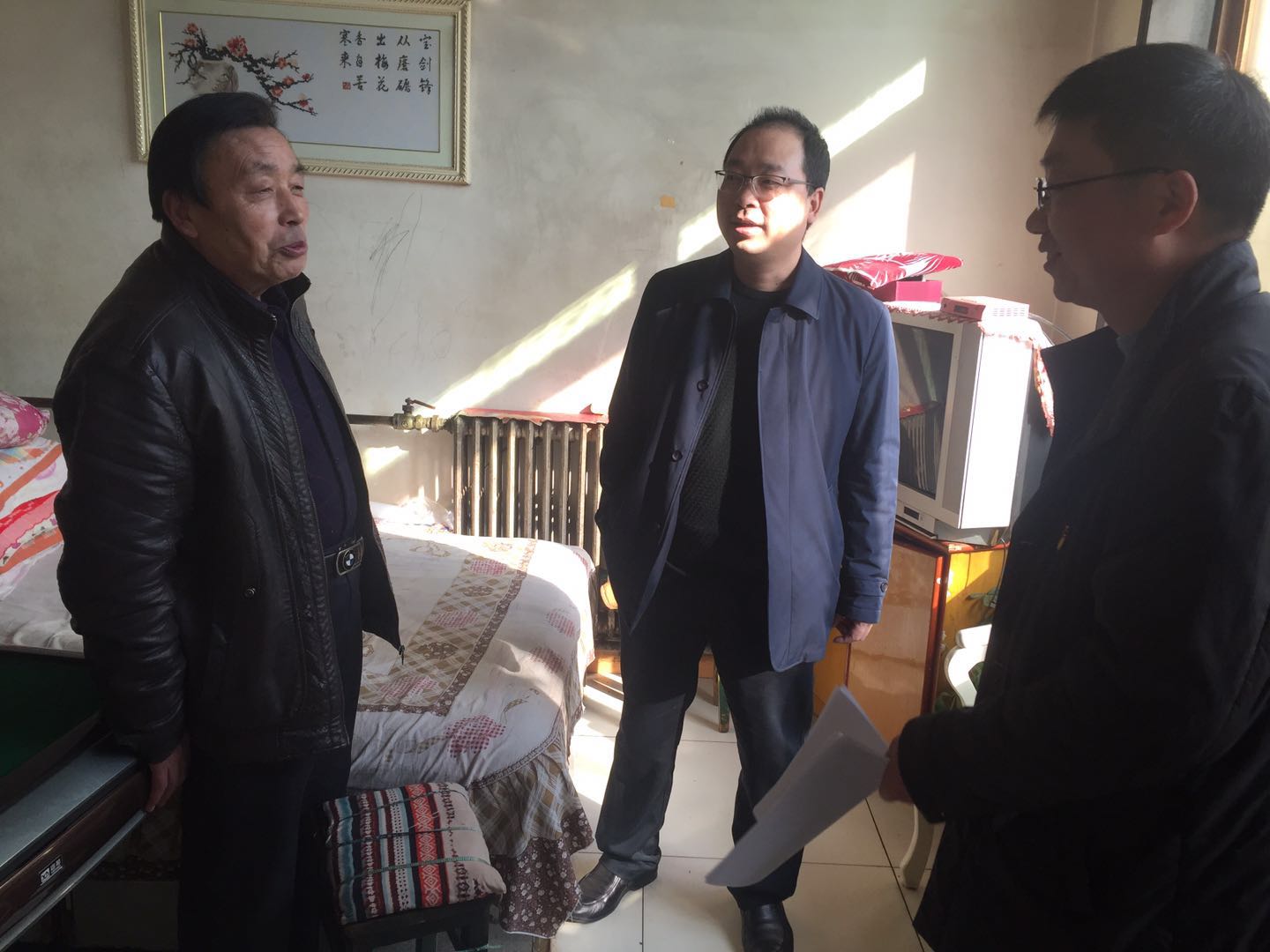 县人社局开展企业军转干部慰问活动