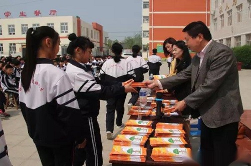 县教育局王盼辉委员、司法局张士稳副局长发放法律知识宣传手册