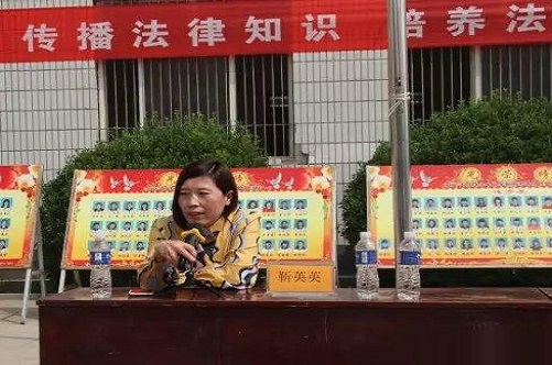 律师靳英英给学生们作了详细生动的讲解